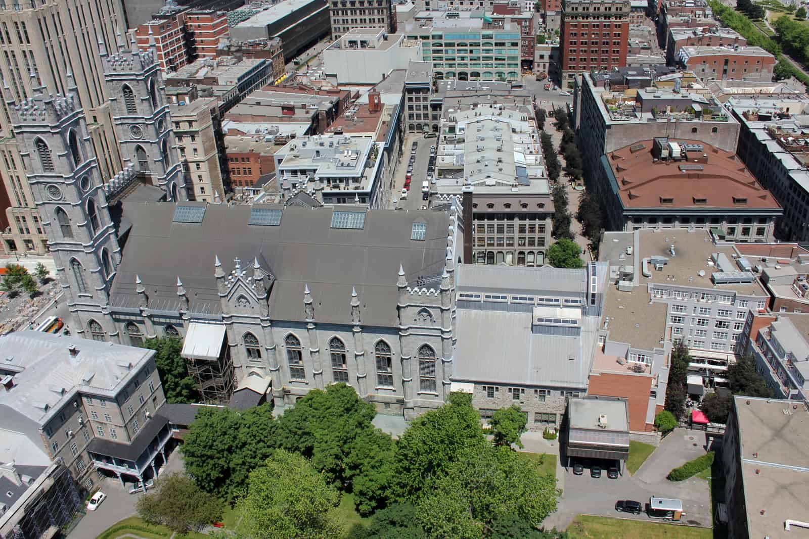 Ideally located : adjacent to Notre-Dame Basilica