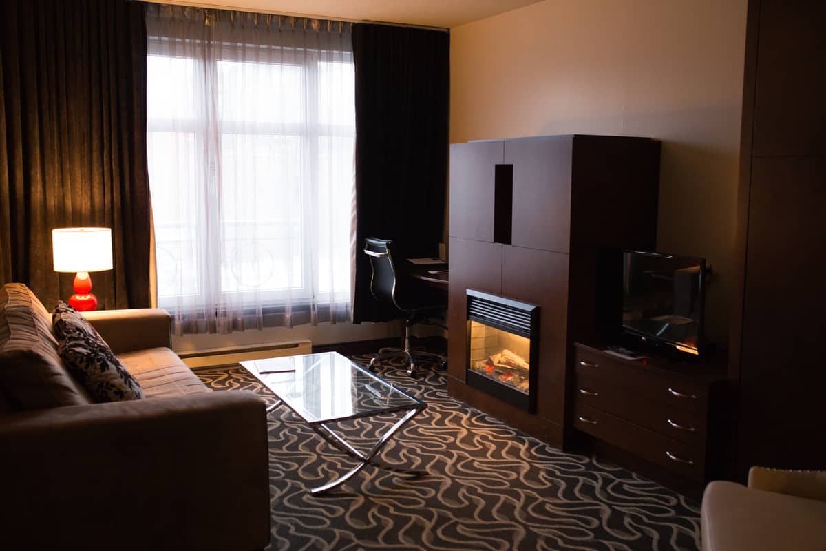Pour un voyage local réussi réserver une suite avec foyer lors de votre séjour au Saint-Sulpice Hôtel Montréal