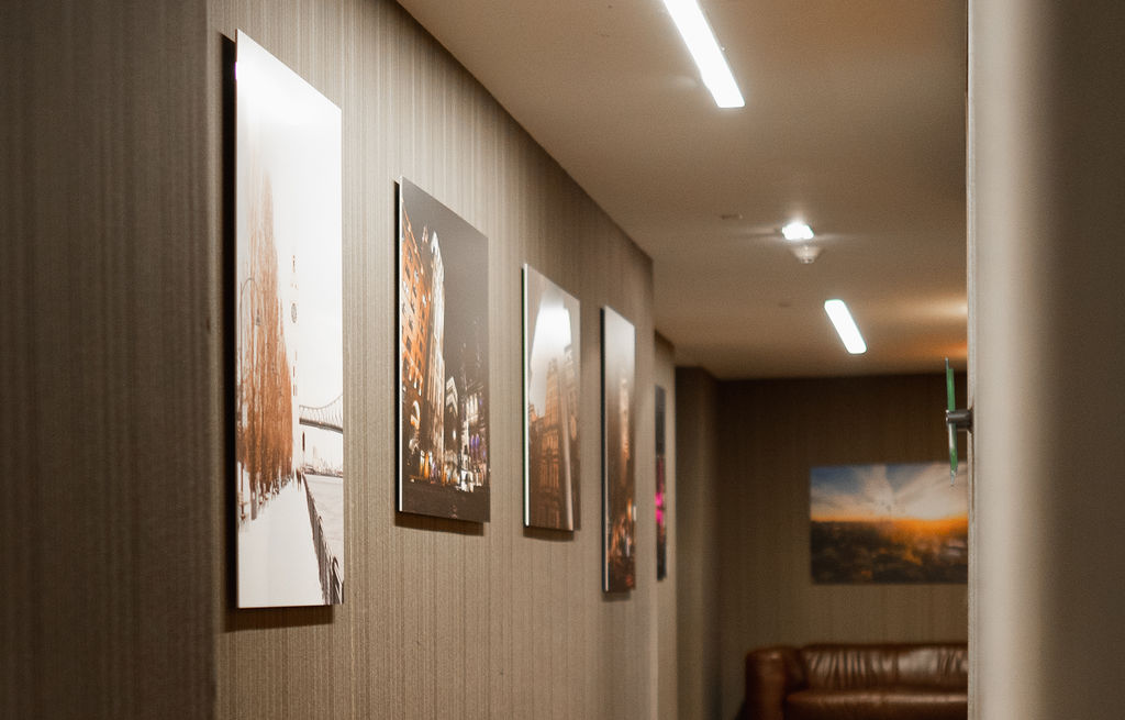 visitez montréal à travers les photgraphies de l'artiste montréalais JF Savaria au saint-sulpice hôtel