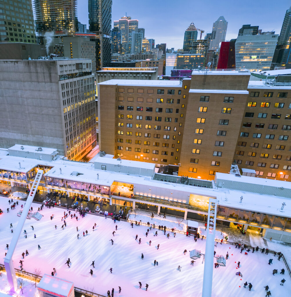 Enfile vos patins pour patiner à l'Esplanade tranquille à 5 minutes de marche du Viuex Port de Montréal avec le saint-sulpice hôtel