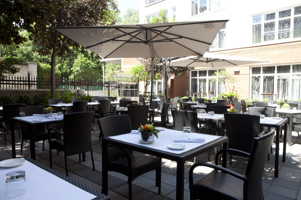 enjoy a nice dinner at Oskar restaurant garden ettarce in the heart of the hotel