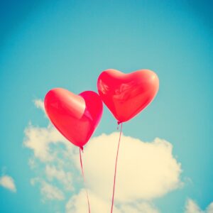 Ballons rouges en forme de cœur dans le ciel pour la Saint-Valentin