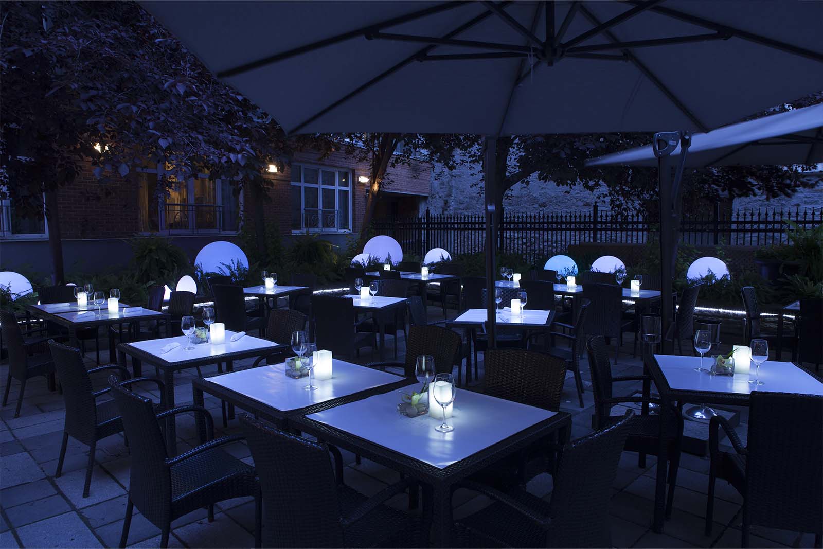 Pour un dîner romantique réservez votre expérience au Restaurant Oskar situé au coeur du Saint-Sulpice Hôtel Montréal